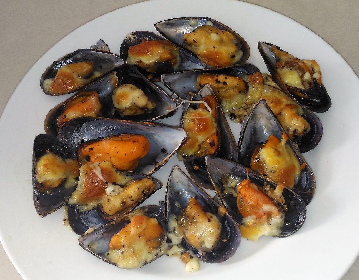 mussels with mozzarella cheese